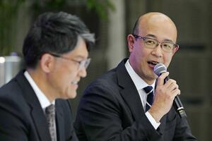 トヨタ自動車の次期社長就任が決まり、記者会見する執行役員の近健太氏。左は佐藤恒治社長=6日午後、東京都文京区