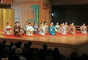 古町芸妓が日頃の稽古の成果を披露した発表会=3月14日、新潟市中央区一番堀通町
