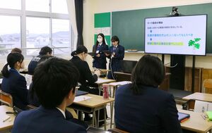 地域探究活動の成果をスライドを使って発表する生徒=佐渡市羽茂本郷