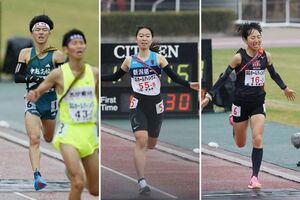 全国高校駅伝でゴールする新潟県勢のチーム。左から中越（奥）、新潟第一、新潟明訓のアンカー＝２１日、たけびしスタジアム京都