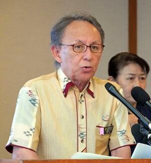記者会見する沖縄県の玉城デニー知事=19日午前、沖縄県庁