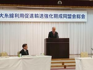 大糸線「期成同盟会」であいさつする米田徹市長=5月9日、長野県大町市