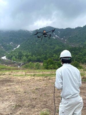 ドローンで野生動物を探査する、トップライズなどによる撮影実験=魚沼市