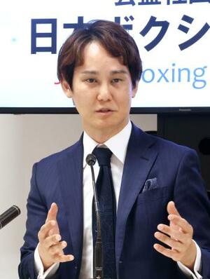 記者会見する日本ボクシング連盟の仲間達也会長=28日、東京都新宿区