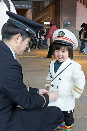 北陸新幹線とトキ鉄の開業10年イベントを楽しむ子ども=3月15日、上越妙高駅