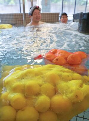 農家らから譲ってもらったユズが浮かぶ風呂＝２１日、新潟市西蒲区福井