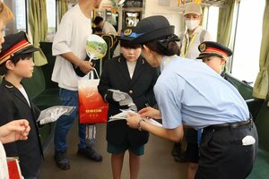 JR大糸線の車掌体験に参加した小学生たち=糸魚川市大町1の糸魚川駅