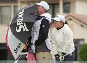 第3ラウンド、17番ティーでプレーの再開を待つ畑岡奈紗(右)。16ホールを終え通算5アンダーで暫定6位=レークノナ・クラブ(共同)