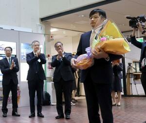退任のセレモニーで花束を受け取る中川幹太市長(右)=7日、上越市役所