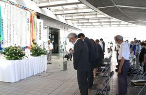 原爆の犠牲者に祈りをささげる追悼式の参加者=6日、新潟市中央区