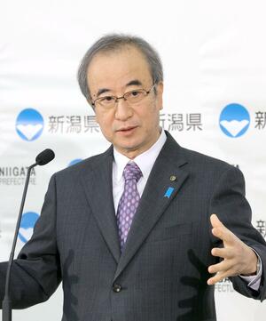 定例記者会見で原発事故発生時の避難について語る花角英世知事=4月3日、県庁