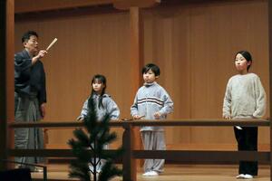 本番で使う能舞台で稽古する子どもたち＝新潟市中央区一番堀通町