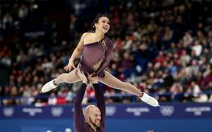 フィギュア団体のペアSPで演技する米国のエリー・カム(上)とダニー・オシェイ=6日、ミラノ(ロイター=共同)