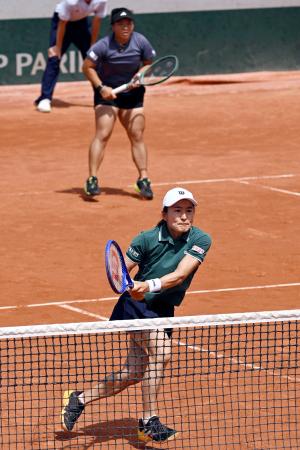 女子ダブルス2回戦でプレーする青山修子(手前)、梁恩碩組=パリ(共同)