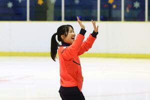 会場の声援に応える中井亜美選手=11日、新潟市中央区