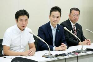 日本維新の会に離党届を提出し、記者会見する衆院議員の(左から)守島正氏、斉木武志氏、阿部弘樹氏=8日午後、国会