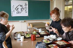 手打ちそばや山菜料理などを味わった春のそばまつり=関川村安角