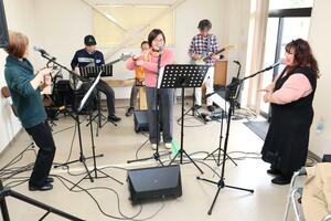 ライブに向けて練習する「スリーデングリーズ」のメンバー=柏崎市軽井川