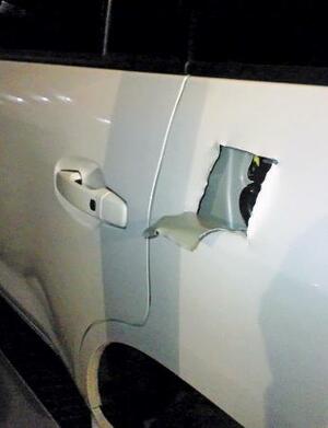車体に四角い穴が開けられた男性の車=2015年7月、名古屋市