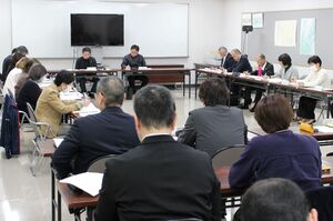 粗大ごみの処理手数料の値上げ案が示された長岡市廃棄物減量等推進審議会＝長岡市寿３