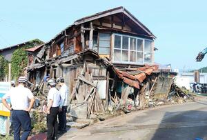南魚沼市が解体の略式代執行に着手した空き家=南魚沼市大崎