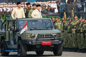 インドネシア・ジャカルタで開かれた国軍創設80年の記念式典に出席するプラボウォ大統領(右端)=5日(AP=共同)