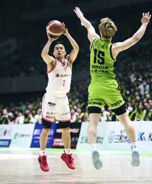 北海道戦でシュートを狙う千葉Ｊ・富樫＝北海きたえーる（（ｃ）Ｂ．ＬＥＡＧＵＥ）