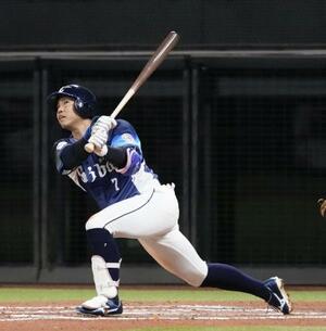 　７回西武１死一塁、桑原が左越えに２ランを放つ＝エスコンフィールド