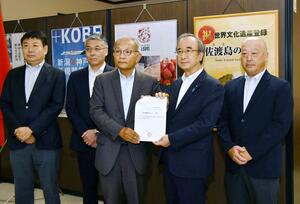 花角英世知事に要望書を手渡す県酒造組合の大平俊治会長(中央)=7月16日、県庁