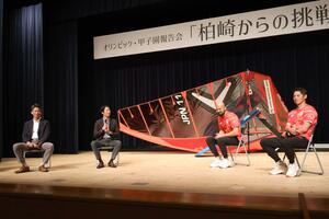 競技に向き合う姿勢などを話す(左から)吉野公浩さん、筈井翔太さん、棚村克行さん、富澤慎さん=9月28日、柏崎市駅前2
