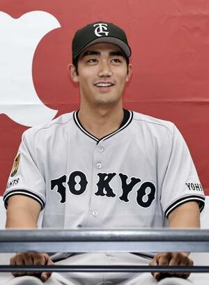 支配下選手契約が決まり、笑顔で記者会見する巨人・三塚=13日、京セラドーム