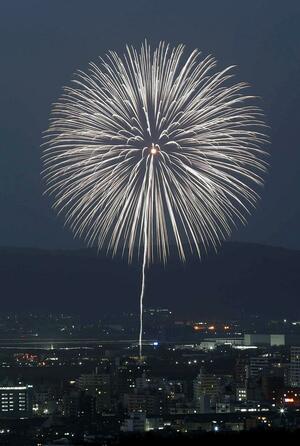 日米開戦８２年に合わせ、打ち上げられた慰霊の花火＝２０２３年１２月８日、長岡市