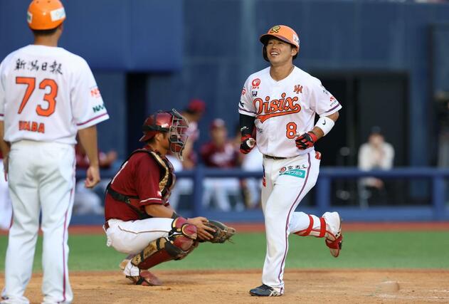 ９回オイシックス　１死走者無し　ソロ本塁打を放ち笑顔で生還する７番藤原大智＝エコスタ