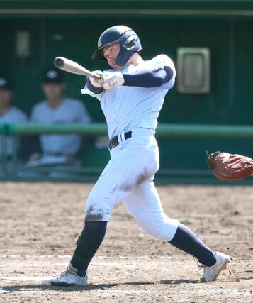中越－新潟明訓　５回新潟明訓無死一、二塁　村山蒼空が左翼席に３点本塁打を放ち１６－０＝長岡市悠久山球場