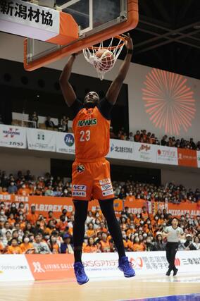 新潟－岐阜　第２クオーター、ムトンボが決めて３１－３６＝アオーレ長岡