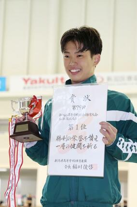 県高校総体 競泳 男子100メートル平泳ぎ決勝 県新記録で優勝した今泉悠成(長岡大手)=長岡市のダイエープロビスフェニックスプール
