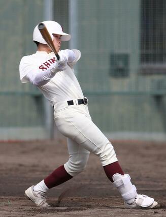 ３回新潟商　１死満塁　犠飛を放つ４番二瓶春真。３走が生還し先制する＝柏崎市佐藤池球場