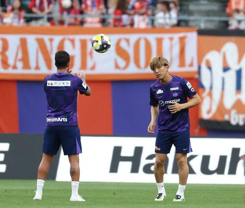 昨年シーズン中に新潟から移籍した広島ＤＦ新井直人（右）。選手名が告げられると新潟サポーターから大きなブーイングを浴びせられた＝７月２０日、デンカビッグスワン