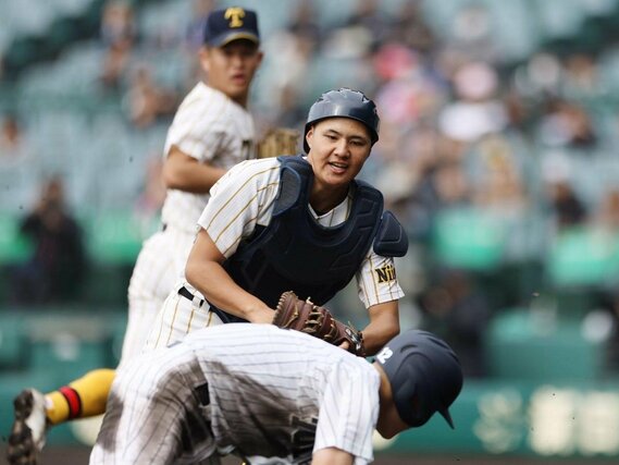 ３回東北１死一、三塁、３走を三本間で挟み、タッチアウトにする帝京長岡の捕手松本覇＝２３日、阪神甲子園球場