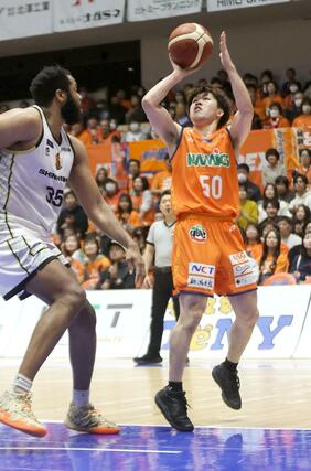 第４クオーター、シュートを打つ長尾光輝＝アオーレ長岡