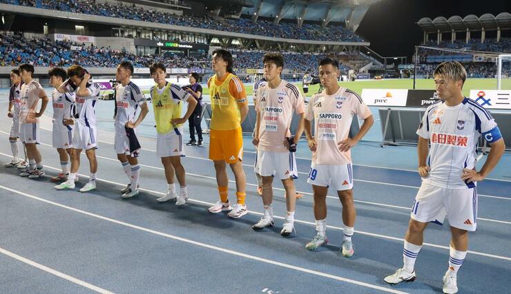 川崎－新潟　入江徹監督の初陣を白星で飾れず、肩を落とす新潟の選手たち＝Ｕ等々力