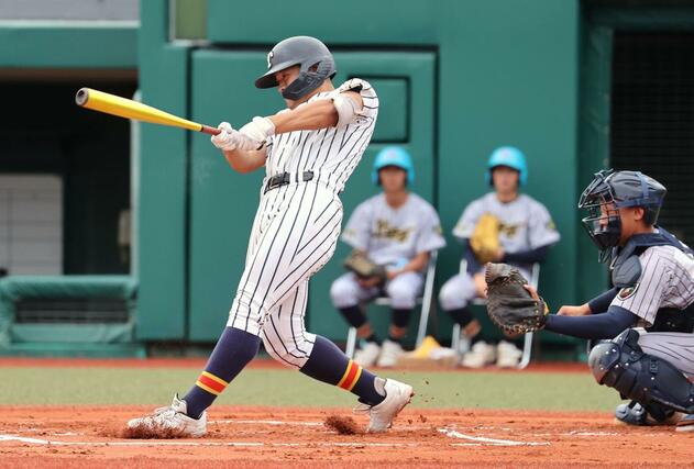 上田西－帝京長岡　１回２死一塁、帝京長岡の松山海皐の適時三塁打で先制＝富山市民球場