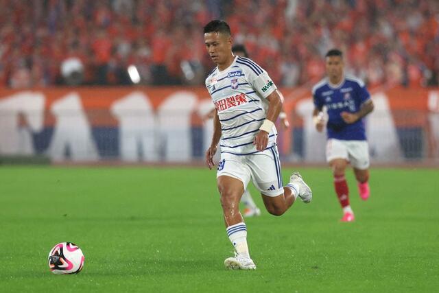 前半、ＦＷ小野裕二が攻め上がる＝日産スタジアム