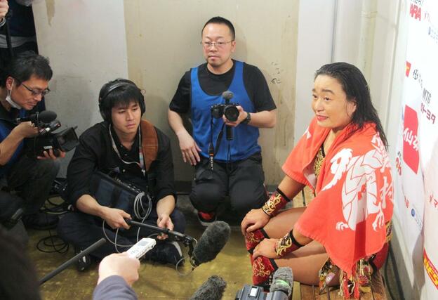 引退試合の終了後、報道陣の取材に応じる里村明衣子選手（右）＝４月２９日、東京・後楽園ホール