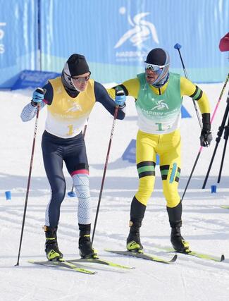 男子３０キロリレー　第２走者の宇田崇二（右）からタッチを受ける第３走者の羽吹唯人＝ヤブリ（共同）