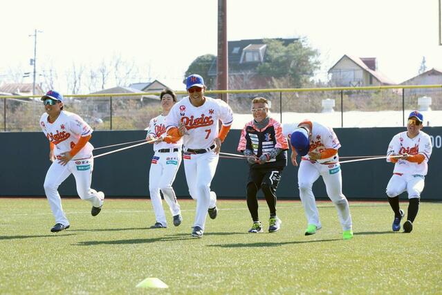 チューブを使った練習をする野手陣＝静岡県伊豆市