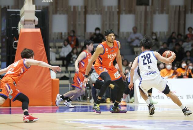 新潟-東京Z 第4クオーター、激しい守りを維持する新潟の選手たち