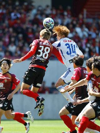 前半、ゴール前で競り合うＤＦ藤原優大＝金沢ゴーゴーカレースタジアム