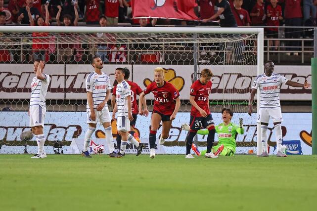 後半、同点ゴールを決められる新潟=カシマスタジアム