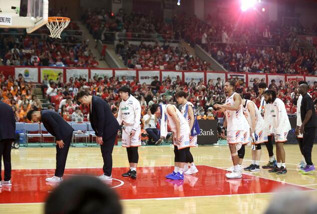 岩手－新潟　試合後、アウェーサイドの観客に頭を下げる新潟の選手ら＝５月１８日、盛岡タカヤアリーナ